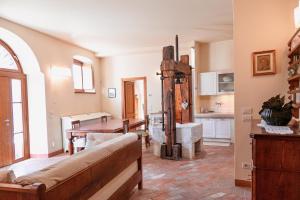 A kitchen or kitchenette at La Tinassara