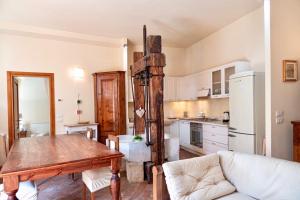 A kitchen or kitchenette at La Tinassara
