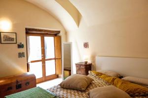 A bed or beds in a room at La Tinassara