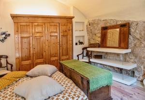 A bed or beds in a room at La Tinassara