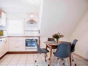 cocina con mesa de madera y sillas en Ferienwohnung Auszeit am See, en Moos