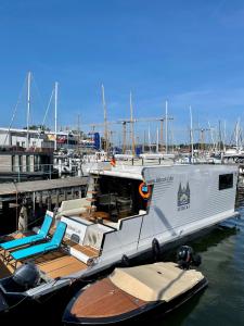 a large boat is docked at a dock at Hausboot mit Traumlage in Lübeck-Travemünde in Rönnau