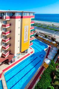 Galaxy Beach Hotel Alanya في ماهموتلار: اطلالة علوية على فندق به مسبح