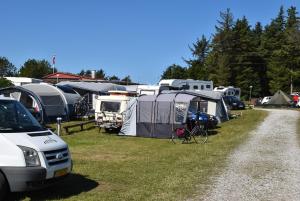 un montón de tiendas de campaña y un montón de bicicletas estacionadas en un campo en Hytteby – Hanstholm Camping – Thy Feriepark en Hanstholm