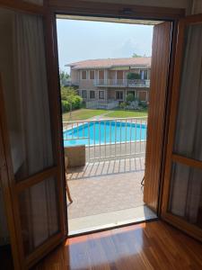 The swimming pool at or close to Oasi