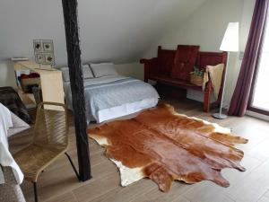 una camera con un letto e un grande tappeto di tronchi d'albero di Casa Cotefablo Aloj Gorgol Gavin, Biescas a Biescas