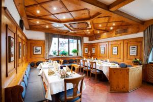 Restaurant o un lloc per menjar a Hotelgasthof Bayerischer Hof