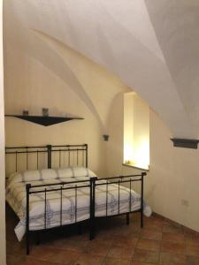 1 dormitorio con 2 camas en una habitación con techo en Casa Dodo, en Nápoles