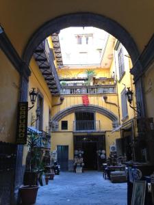 ナポリにあるCasa Dodoの植物の建物へとつながるアーチ道