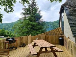 En balkong eller terrasse på Appartement de 3 chambres avec sauna jardin clos et wifi a Arrens Marsous a 5 km des pistes