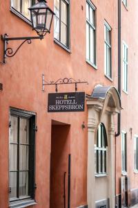 a building with a sign that reads the hotel superintendent at Hotell Skeppsbron in Stockholm