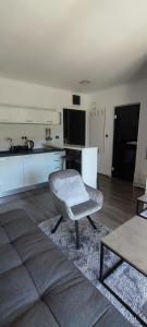 uma sala de estar com uma mesa e uma cozinha em Perfect Place 33 em Varaždin