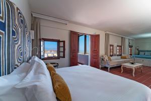 Postel nebo postele na pokoji v ubytování Maris Lindos Suites & Apartments