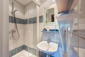 a bathroom with a sink and a shower at Domaine Bleesz in Reichsfeld