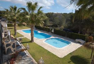 una piscina en un patio con palmeras en Nice apartment in a wonderful area, en Villacosta