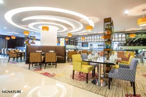 錫爾赫特的住宿－Grand Sylhet Hotel & Resort，餐厅内带桌椅的用餐室