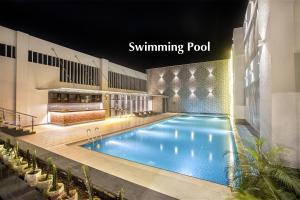 Swimming pool sa o malapit sa Grand Sylhet Hotel & Resort