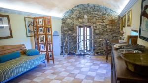 una gran sala de estar con una pared de piedra. en Casa Tipica vista mozzafiato, en Posada