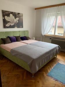 Un pat sau paturi într-o cameră la apartman Luník