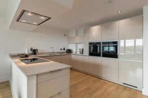 Kuchyň nebo kuchyňský kout v ubytování Apartment 10 Waterstone House - Luxury Apartment with Sea Views