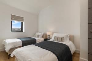 Postel nebo postele na pokoji v ubytování Apartment 10 Waterstone House - Luxury Apartment with Sea Views