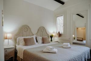 Un pat sau paturi într-o cameră la Palazzetto Barnaba