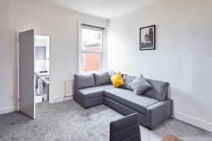 un soggiorno con divano grigio e finestra di Host & Stay - 58 Dilston Road a Newcastle upon Tyne