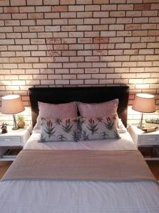 Un pat sau paturi într-o cameră la Bushmans River Holliday House Retreat