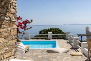 - une piscine avec vue sur l'océan dans l'établissement Big Blue Suites & Apartments, à Kionia