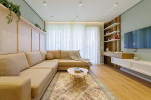 ein Wohnzimmer mit einem Sofa und einem Tisch in der Unterkunft Luxury Apartment in Tirana in Tirana