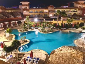 The swimming pool at or close to شاليه بورتو مارينا - الساحل الشمالى