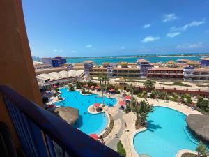 The swimming pool at or close to شاليه بورتو مارينا - الساحل الشمالى