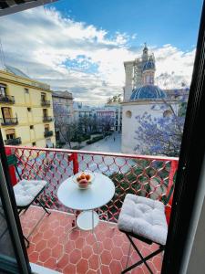 balkon ze stołem i krzesłami w obiekcie Plaza Del Carmen w Walencji
