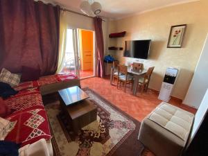 A television and/or entertainment centre at شاليه بورتو مارينا - الساحل الشمالى