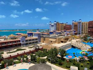 The swimming pool at or close to شاليه بورتو مارينا - الساحل الشمالى