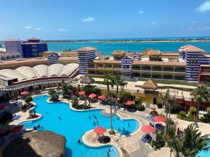 The swimming pool at or close to شاليه بورتو مارينا - الساحل الشمالى Még 1 kép