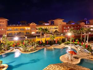 The swimming pool at or close to شاليه بورتو مارينا - الساحل الشمالى