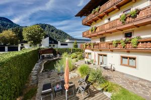 a view of the courtyard of a building with an umbrella at Aparthotel Bergland in Söll
