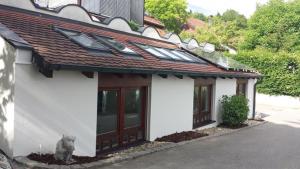 Una casa con una estatua de oso delante. en Apartment Serene Retreat, en Regensburg