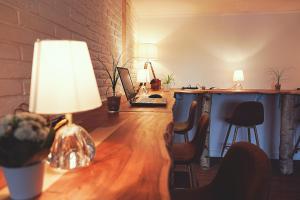 - une table avec une lampe et un ordinateur portable dans l'établissement Hotel Mein Bergblick, à Hahnenklee