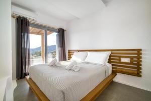 En eller flere senge i et værelse på KK Mykonos Village + 146 billeder