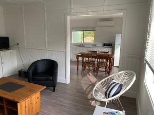 eine Küche und ein Esszimmer mit einem Tisch und Stühlen in der Unterkunft Aruma Cottage Bruny Island in Alonnah