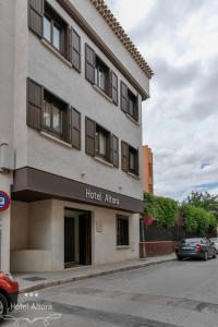 a hotelallo building on the side of a street en Hotel Altora, en Tomelloso