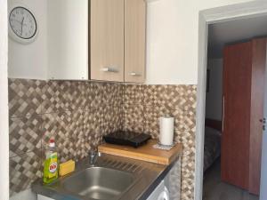 Kuchyň nebo kuchyňský kout v ubytování Apartment Surdić