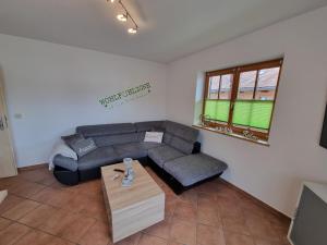 ein Wohnzimmer mit einem Sofa und einem Couchtisch in der Unterkunft Ferienwohnung Am Golfplatz in Wallgau