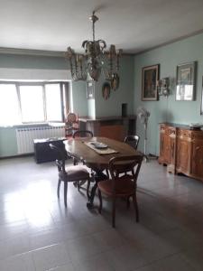 - un salon avec une table et des chaises en bois dans l'établissement Residence Claudia, à Avezzano