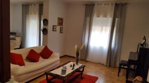 - un salon avec un canapé blanc et des oreillers rouges dans l'établissement casadifederica, à Palerme