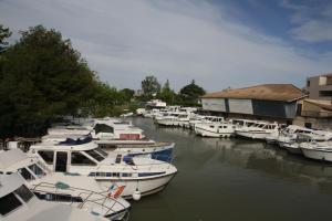 Un tas de bateaux sont amarrés dans un port dans l'établissement studio soleil, à Colombiers