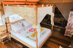Postel nebo postele na pokoji v ubytování La Cocoteraie Ecolodge - Luxury Glamping Tents
