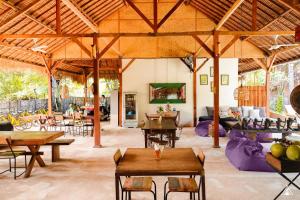 A restaurant or other place to eat at La Cocoteraie Ecolodge - Luxury Glamping Tents